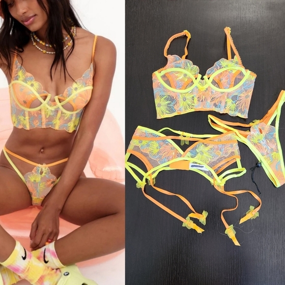 New!For Love and Lemons Waterlily Embroidered Bustier with Matching Belt & Thong - Picture 4 of 15
